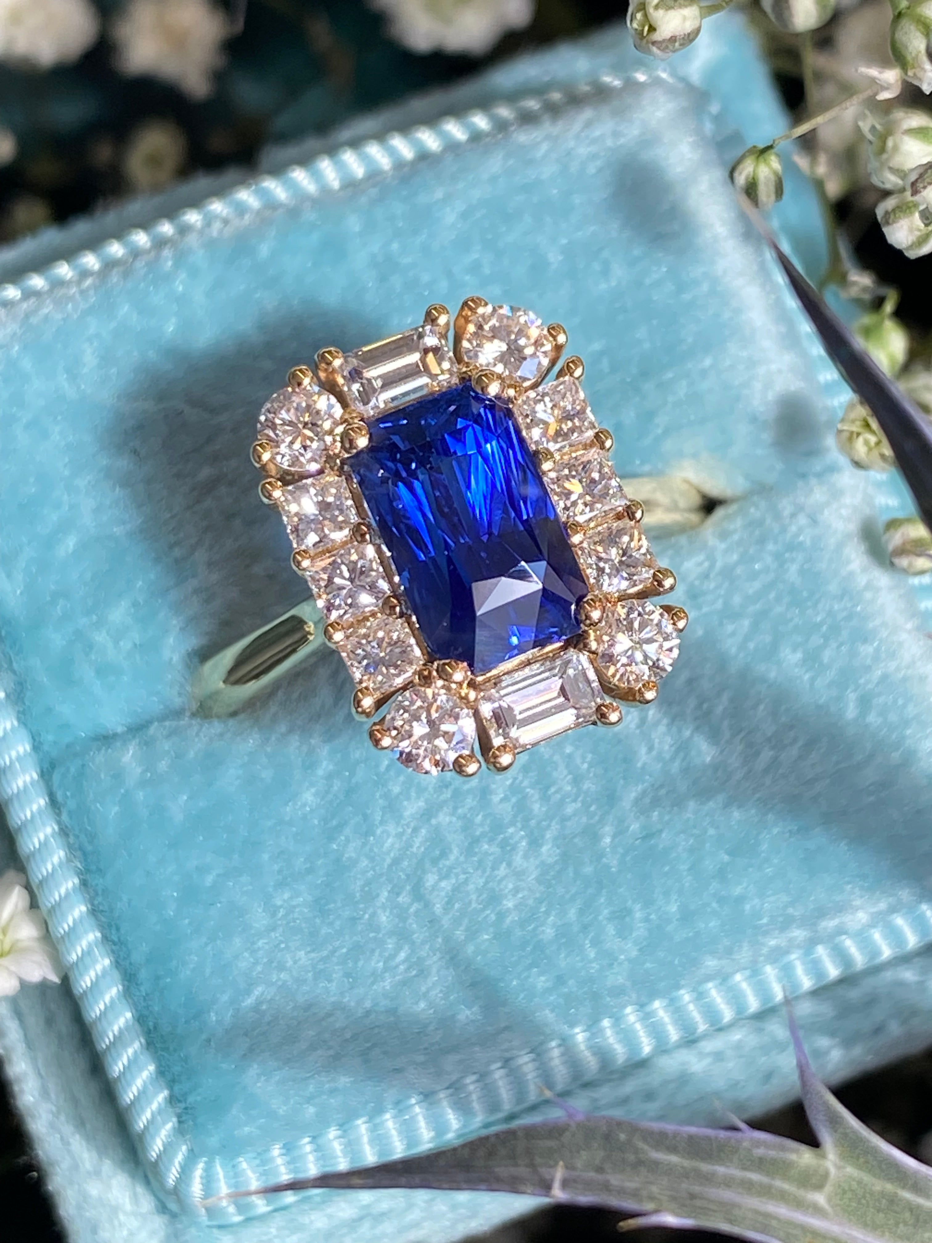 2.55 Carat Radiant Cut Ceylon Sapphire and 0.90 CTW Natural Diamond Ring in 18ct Yellow Gold