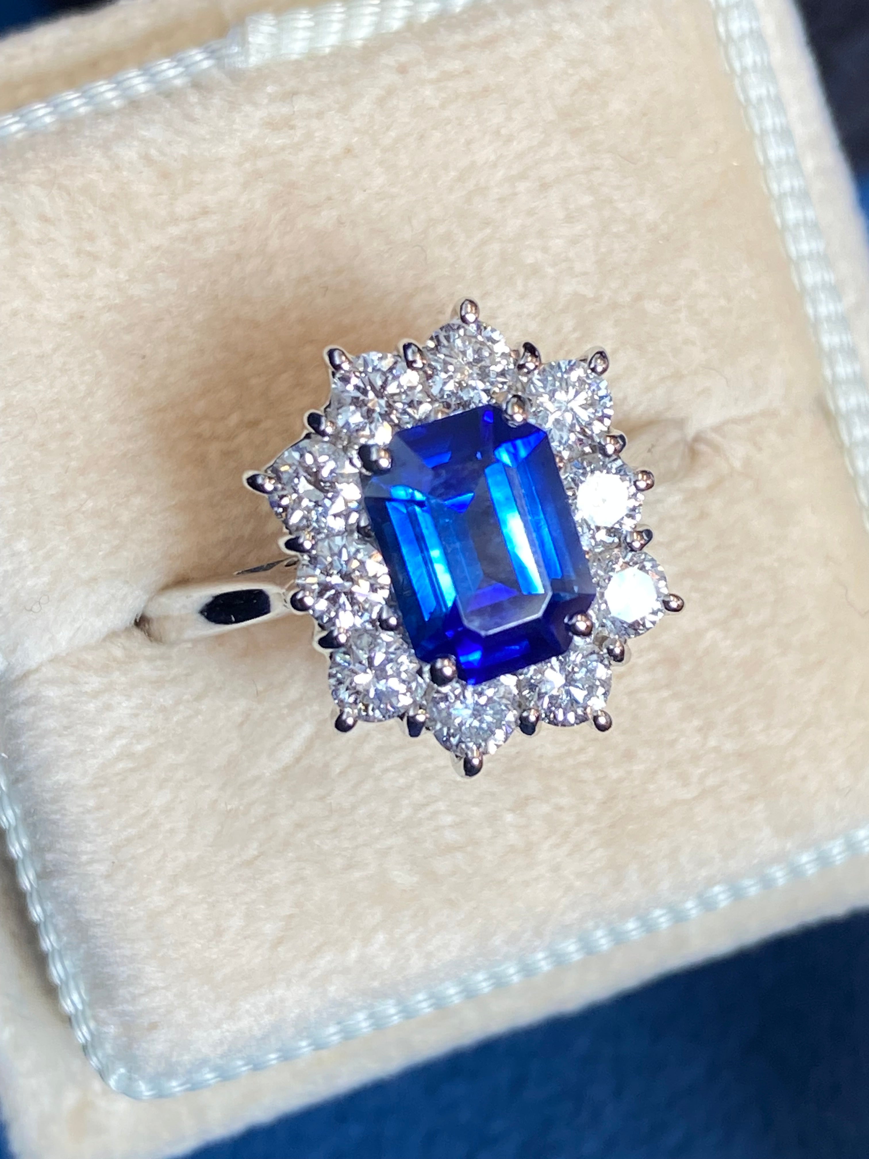 Extraordinary Ceylon Sapphire and Diamond Ring in 18ct White Gold