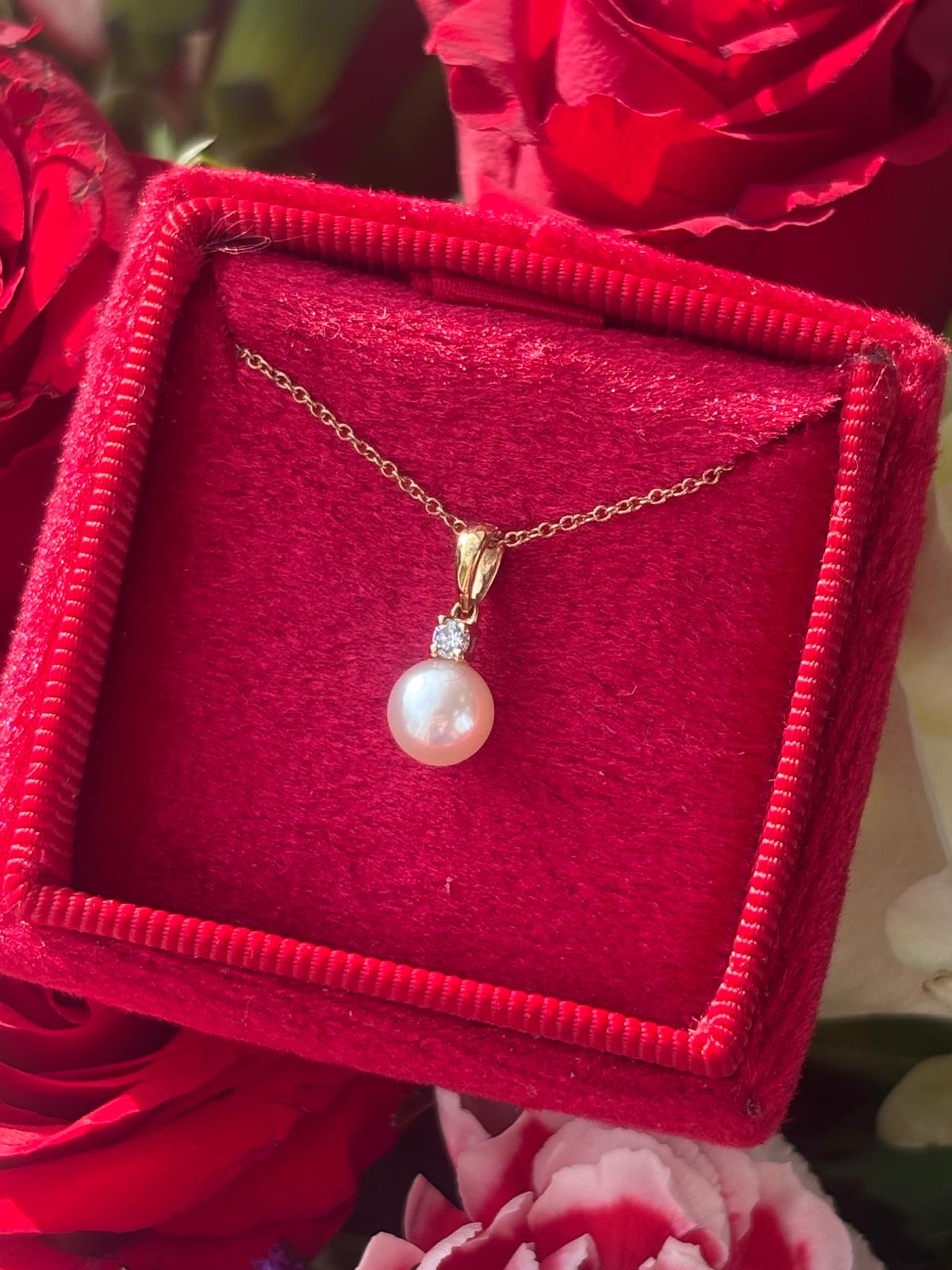Beautiful Pearl and Natural Diamond Pendant Necklace in 18ct Yellow Gold
