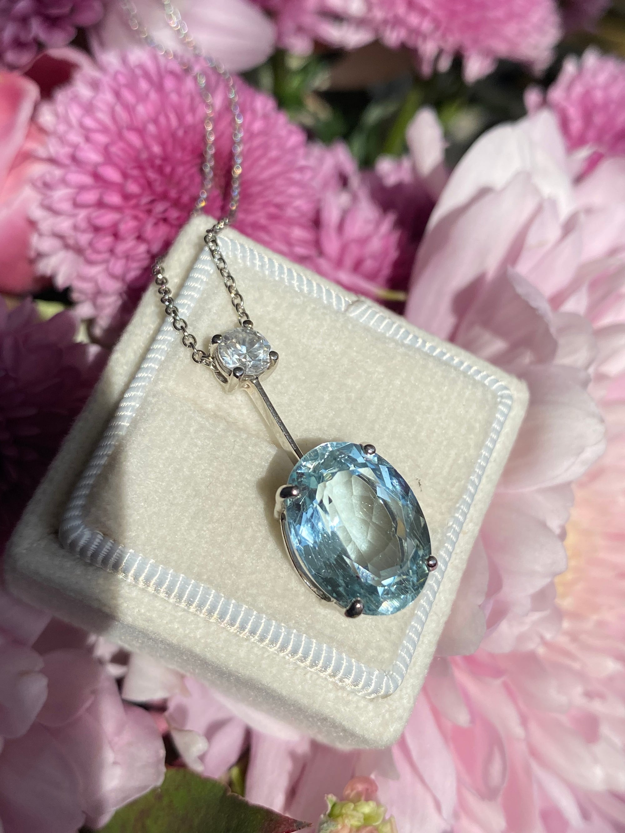 7.12 Carat Aquamarine and 0.42ct Natural Diamond Necklace in Platinum