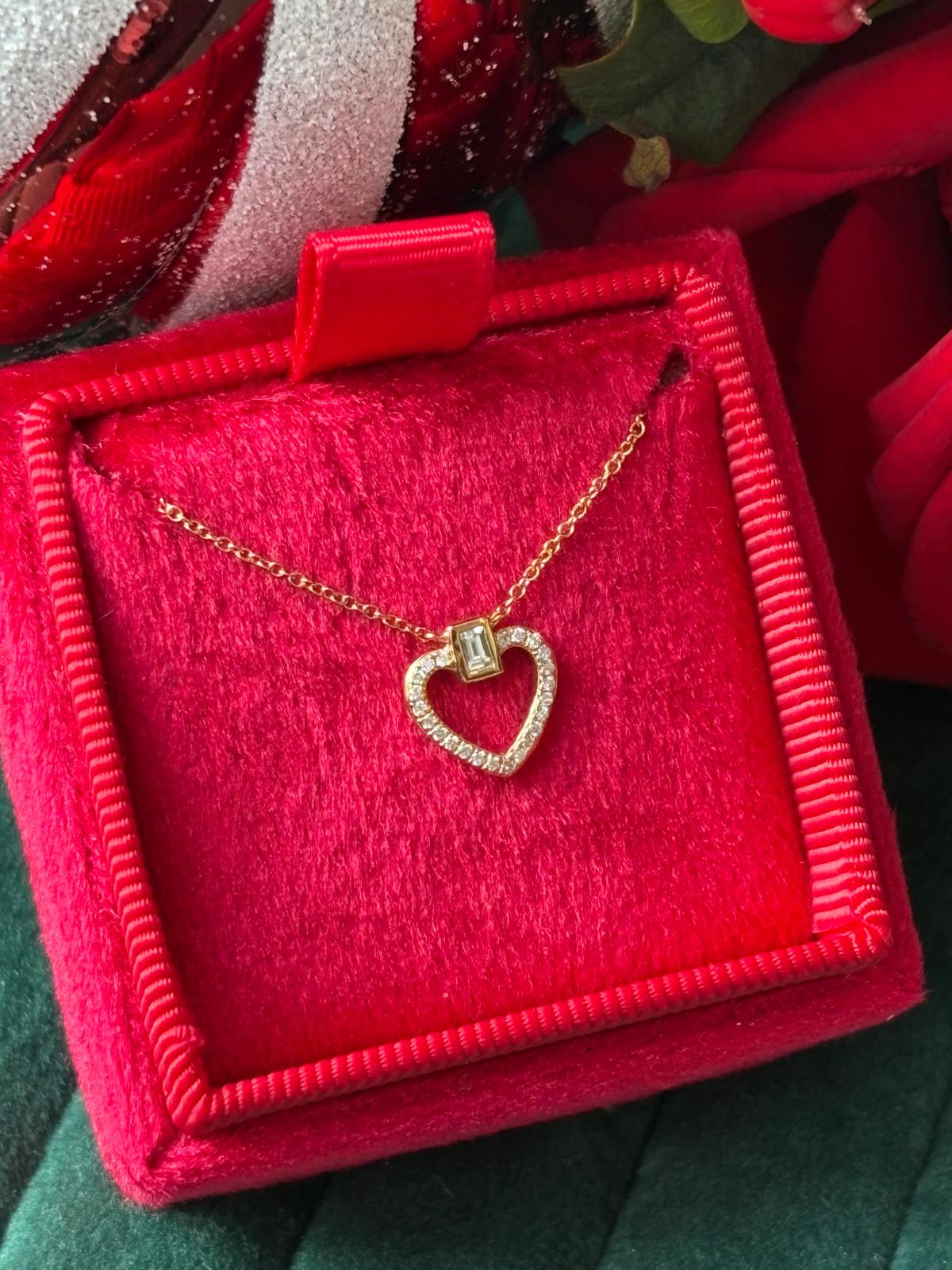 Beautiful Natural Diamond Heart Pendant Necklace in 18ct Yellow Gold