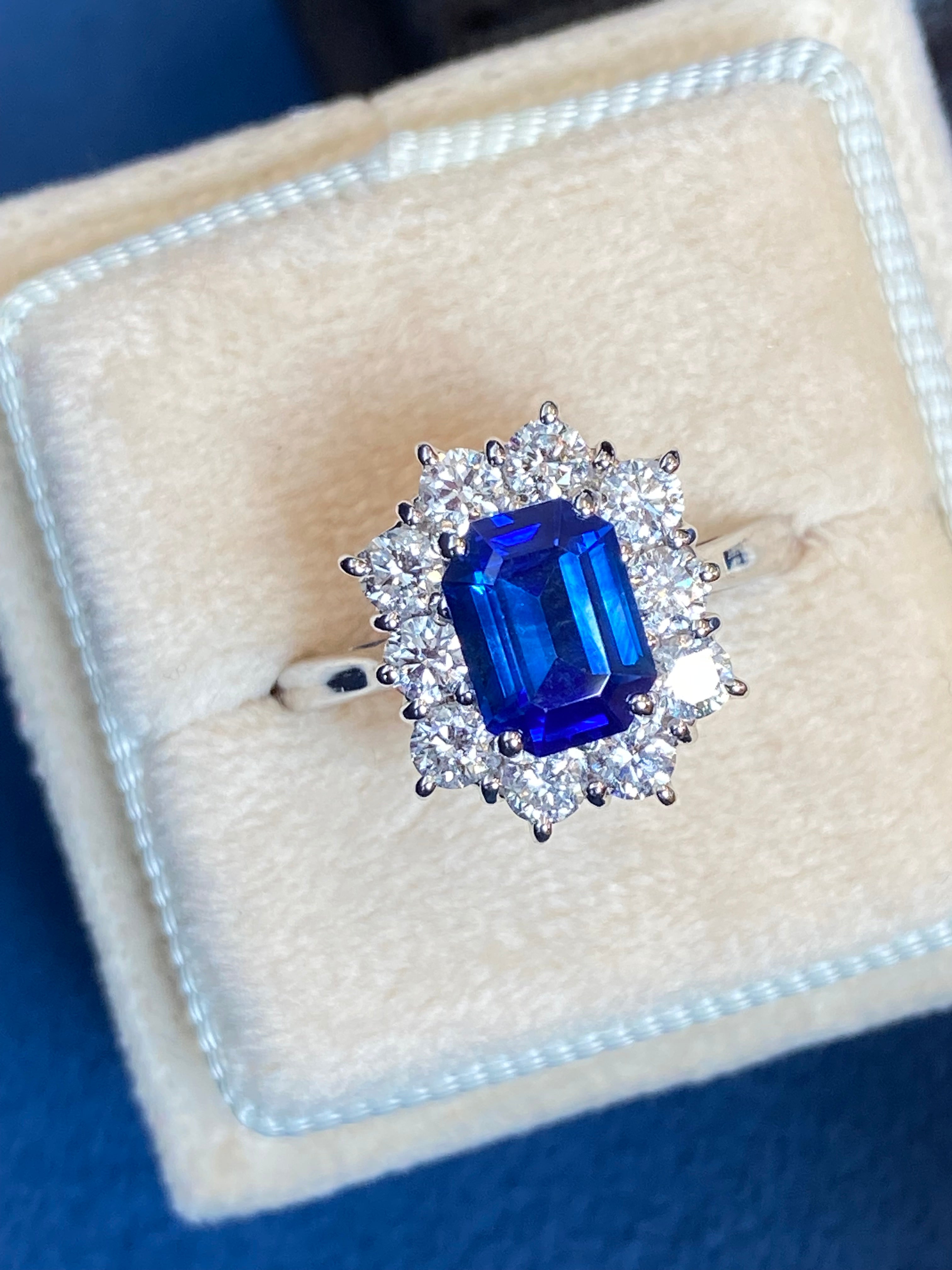 Extraordinary Ceylon Sapphire and Diamond Ring in 18ct White Gold