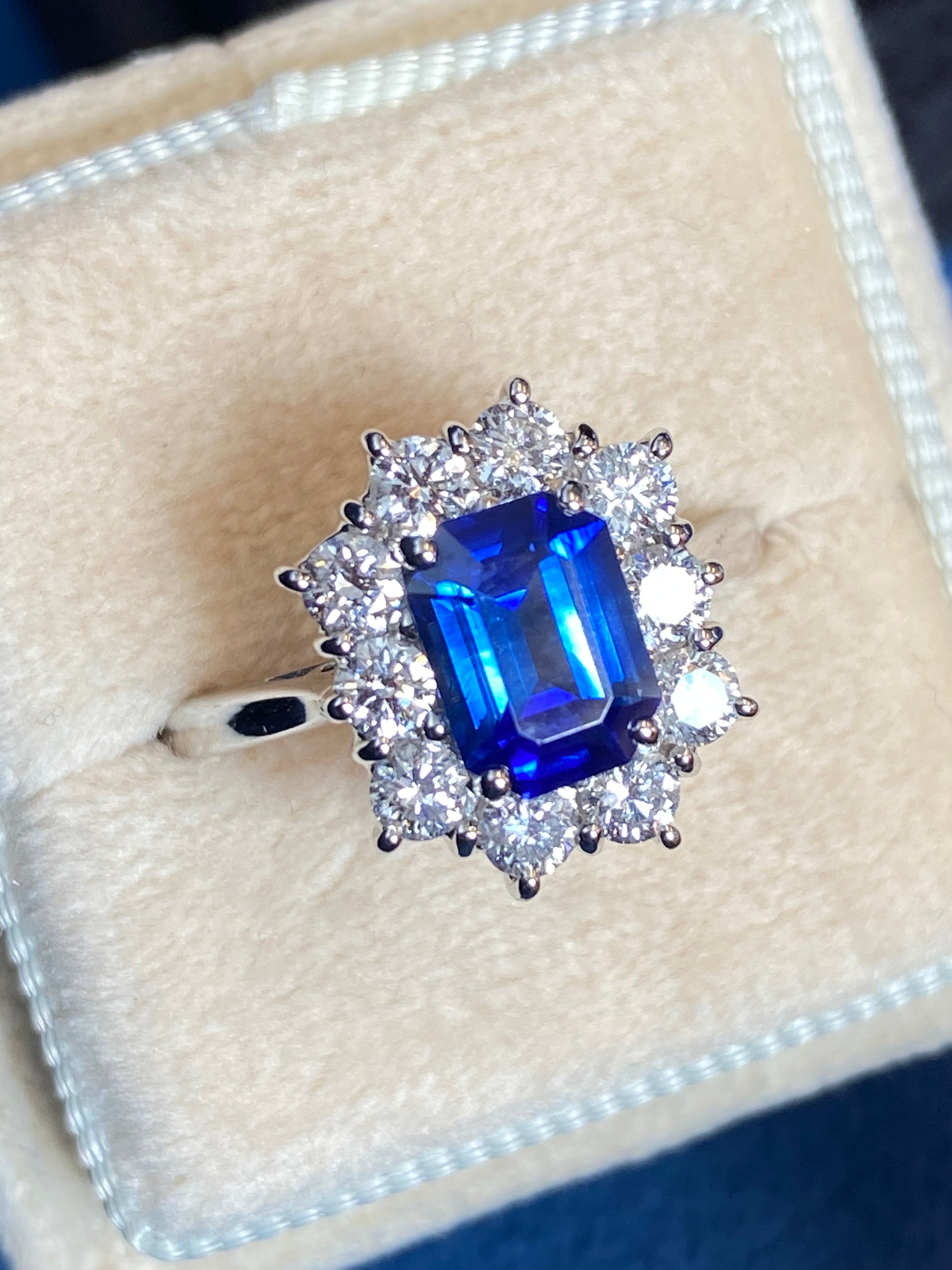 Extraordinary Ceylon Sapphire and Diamond Ring in 18ct White Gold