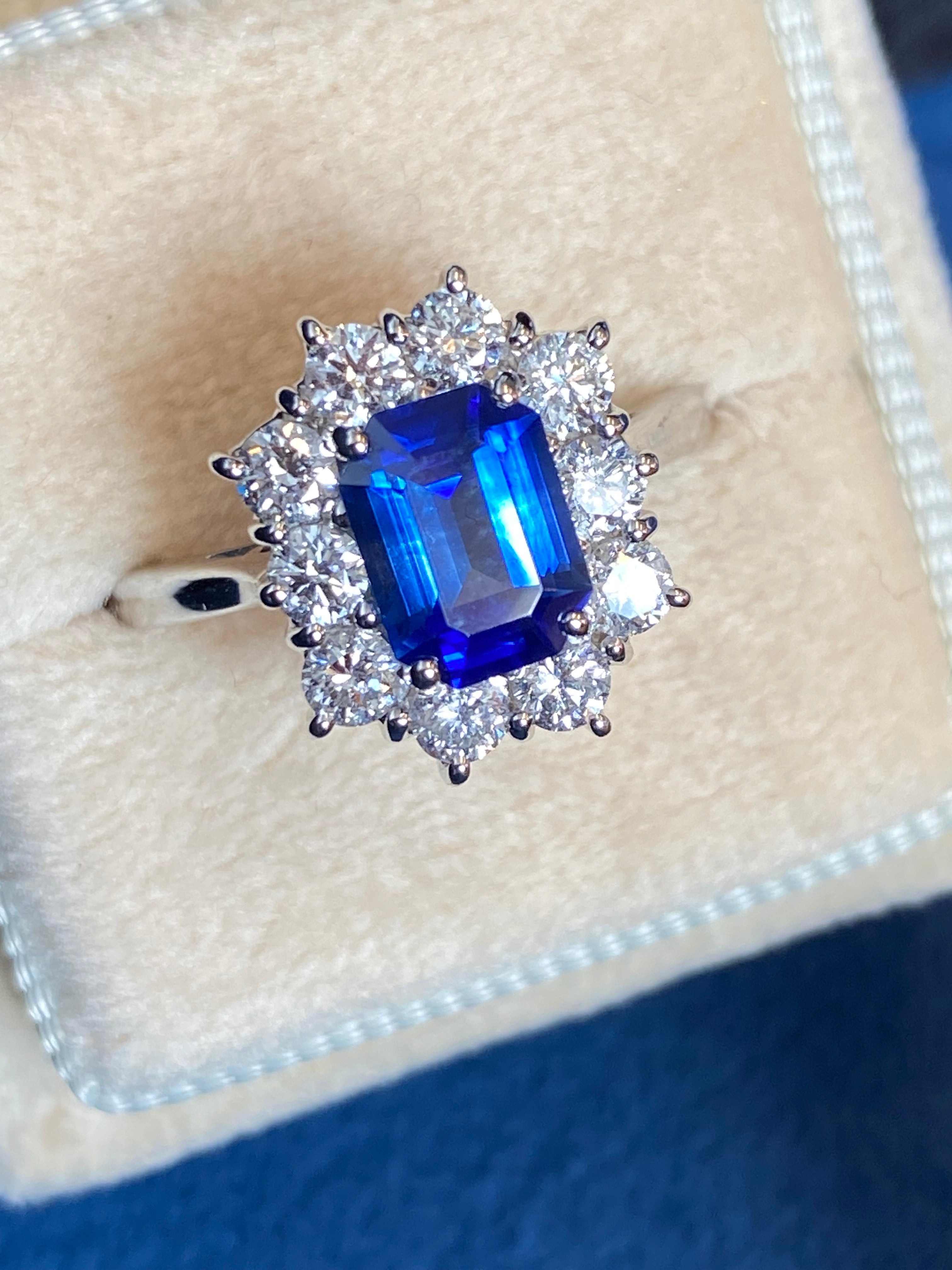 Extraordinary Ceylon Sapphire and Diamond Ring in 18ct White Gold
