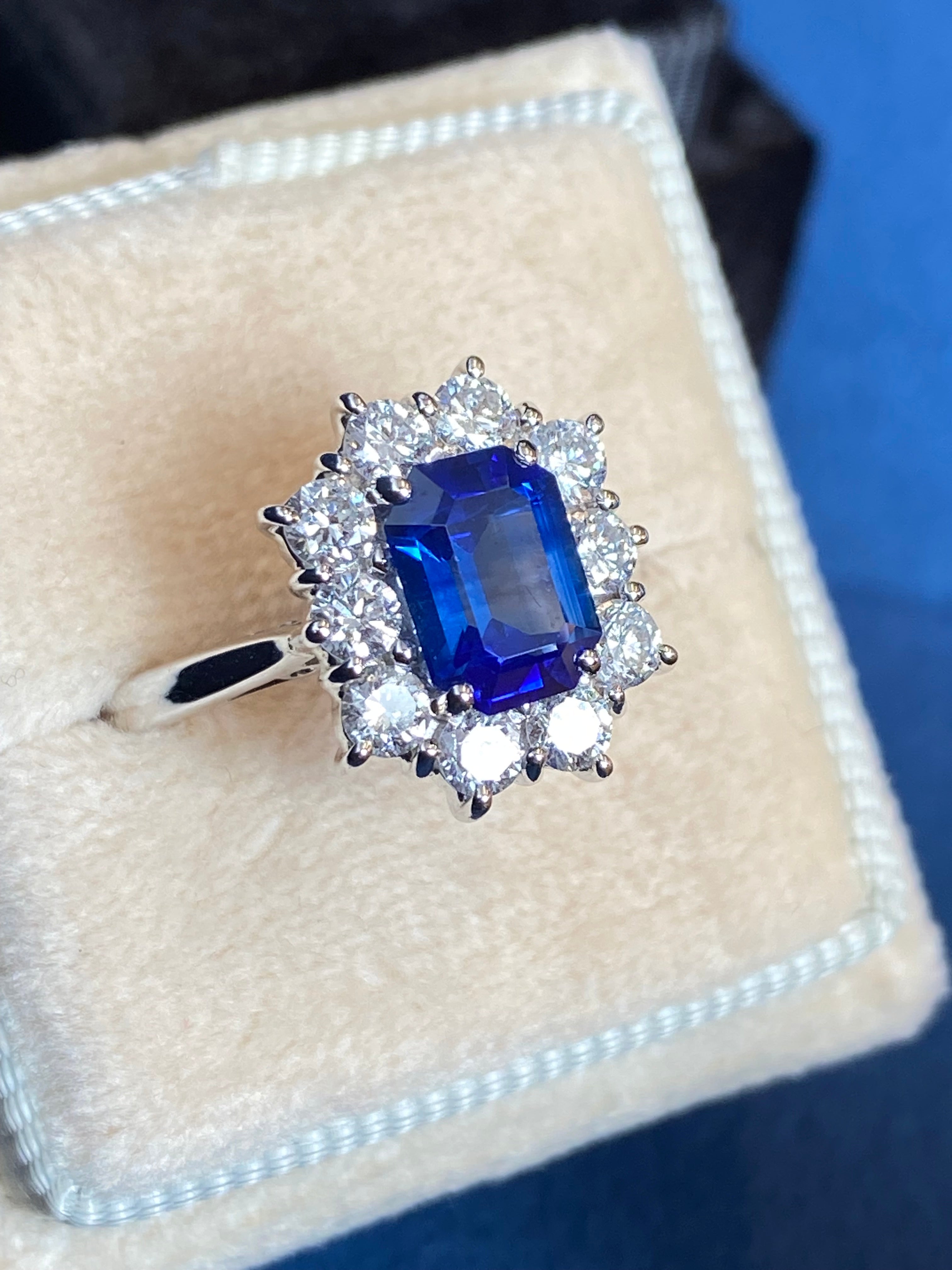 Extraordinary Ceylon Sapphire and Diamond Ring in 18ct White Gold