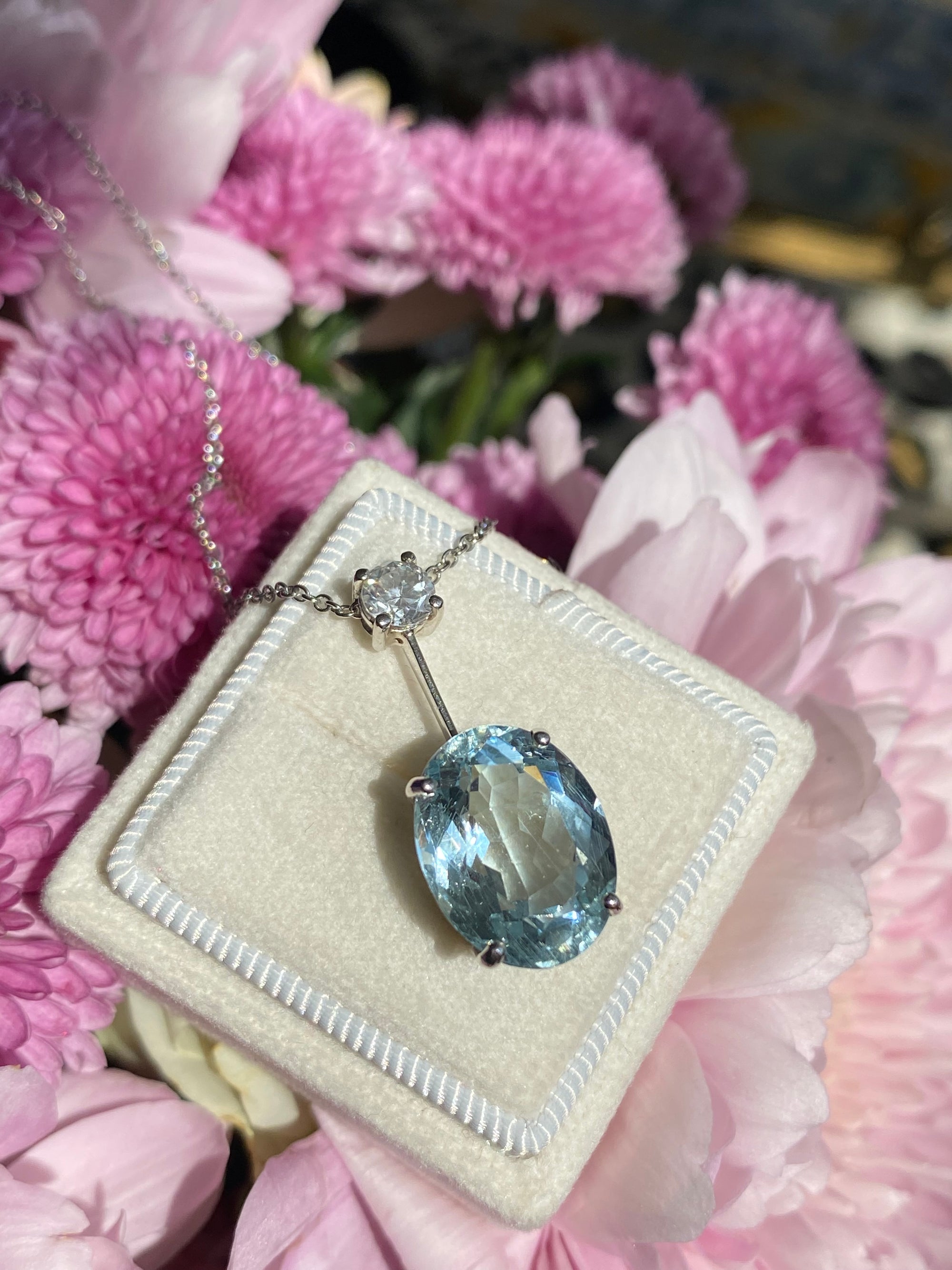 7.12 Carat Aquamarine and 0.42ct Natural Diamond Necklace in Platinum