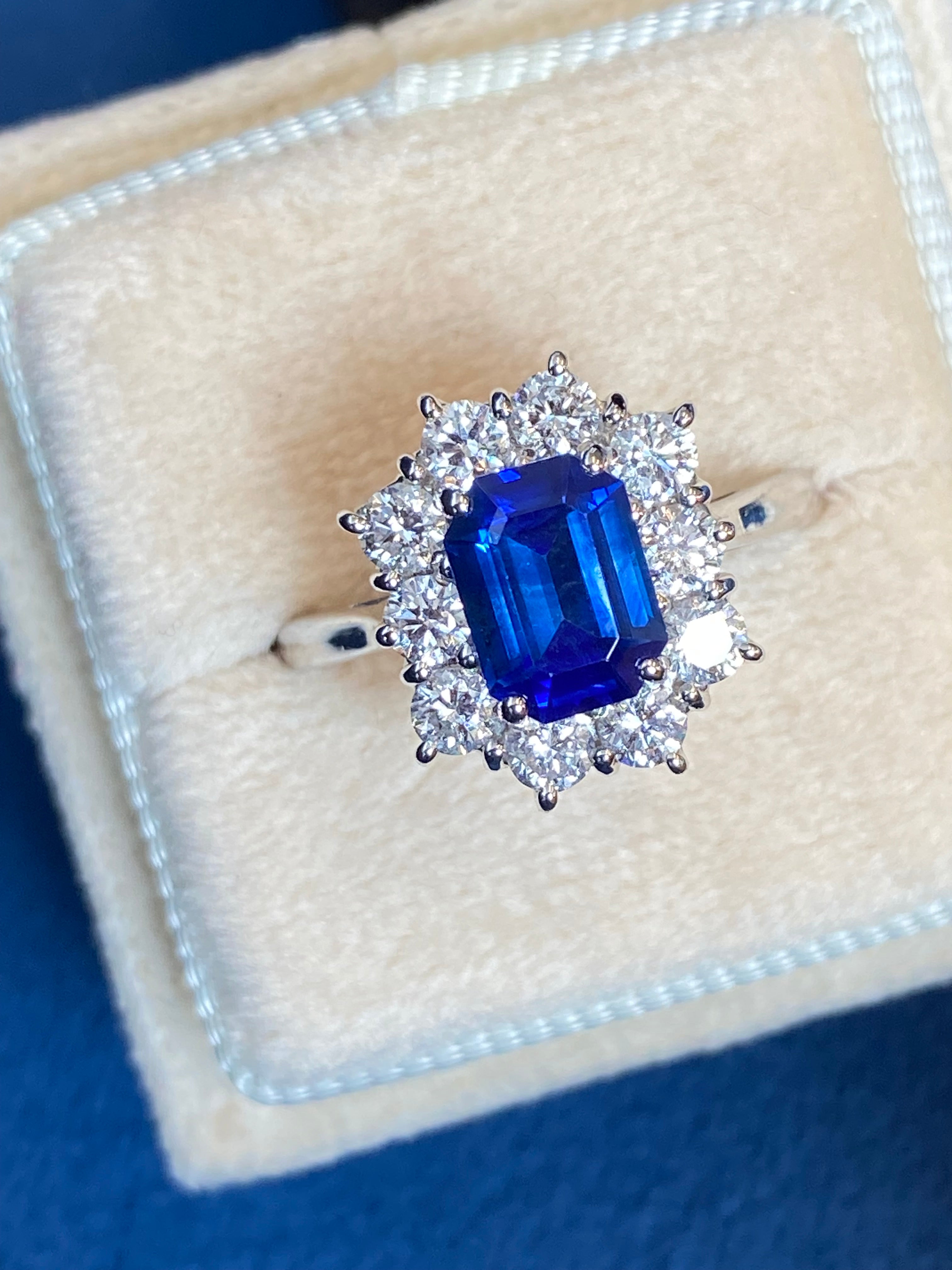 Extraordinary Ceylon Sapphire and Diamond Ring in 18ct White Gold
