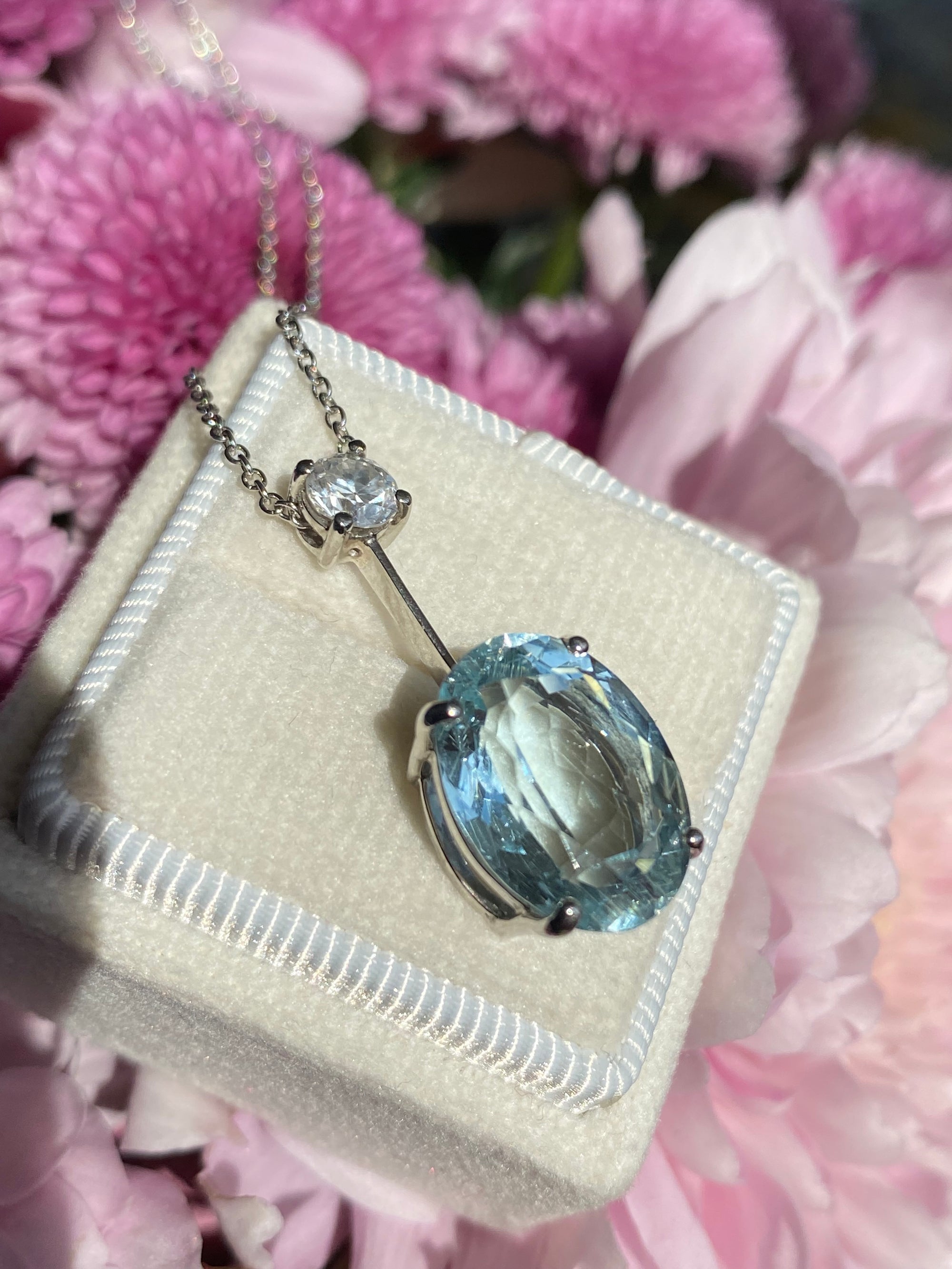 7.12 Carat Aquamarine and 0.42ct Natural Diamond Necklace in Platinum