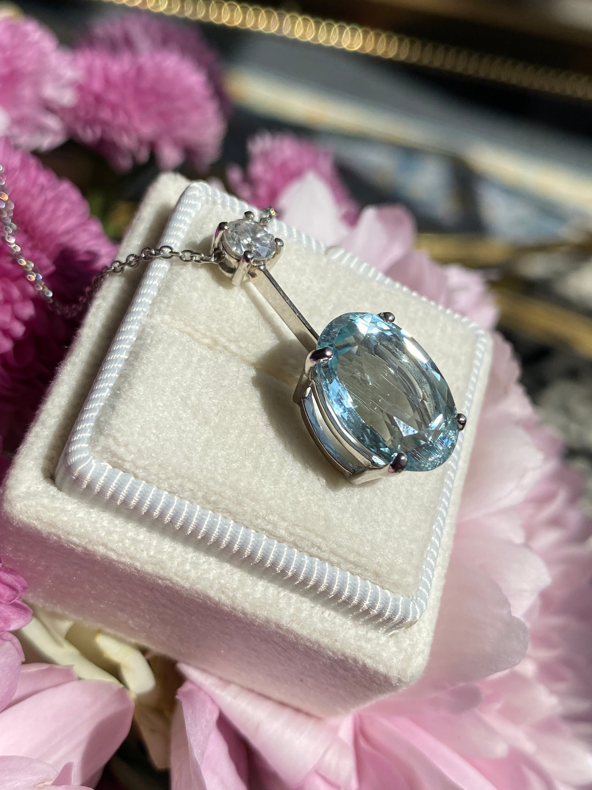 7.12 Carat Aquamarine and 0.42ct Natural Diamond Necklace in Platinum