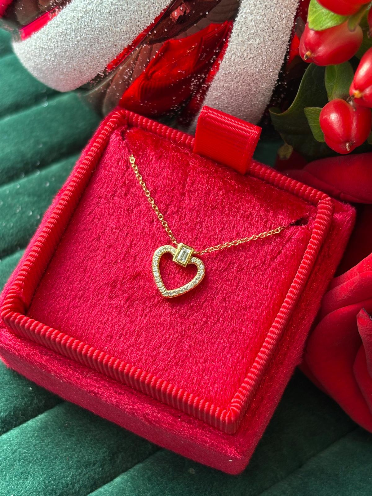 Beautiful Natural Diamond Heart Pendant Necklace in 18ct Yellow Gold