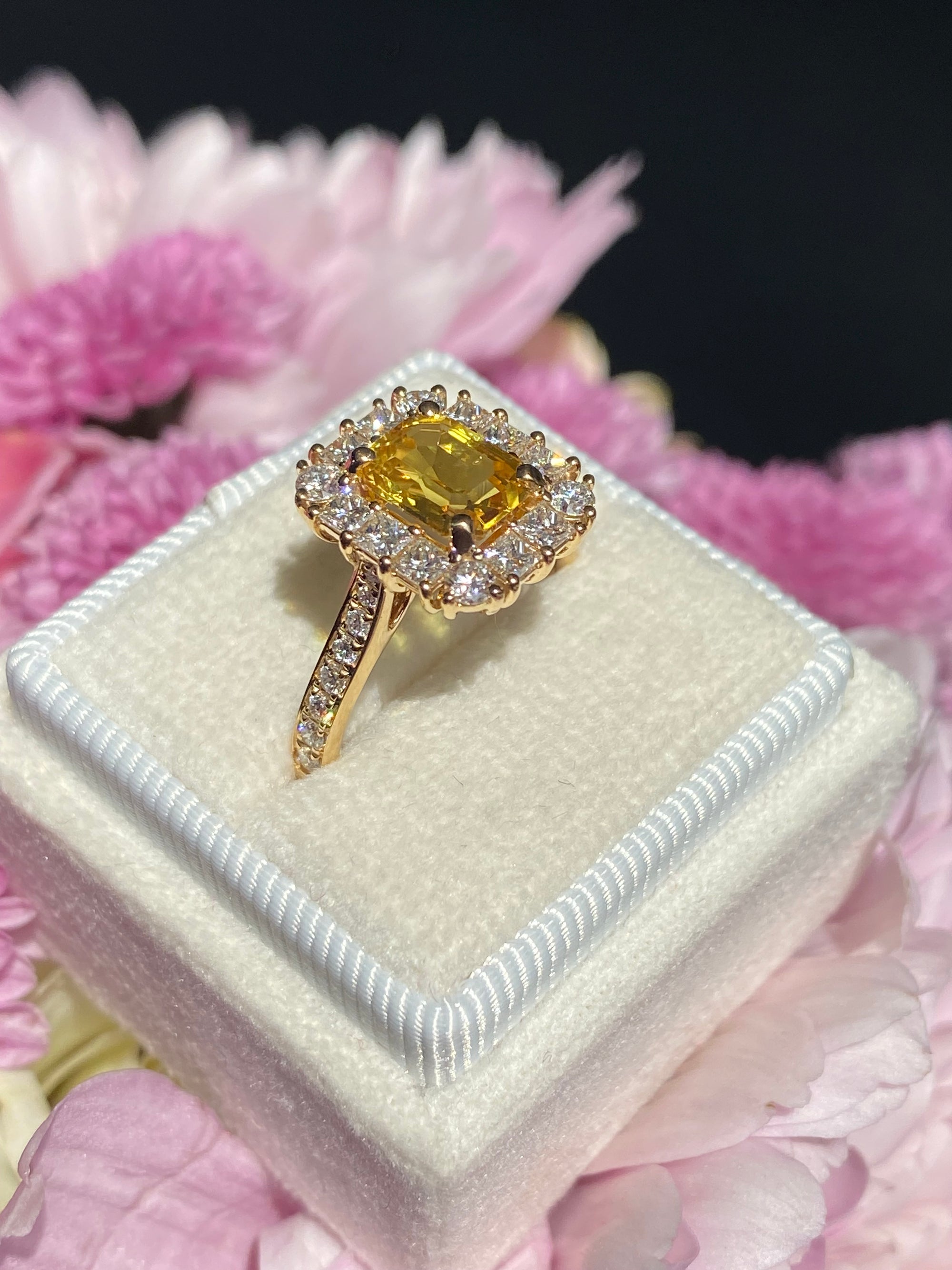 1.91 Carat Yellow Sapphire and 1.04 ctw Natural Diamond Ring in 18ct Yellow Gold