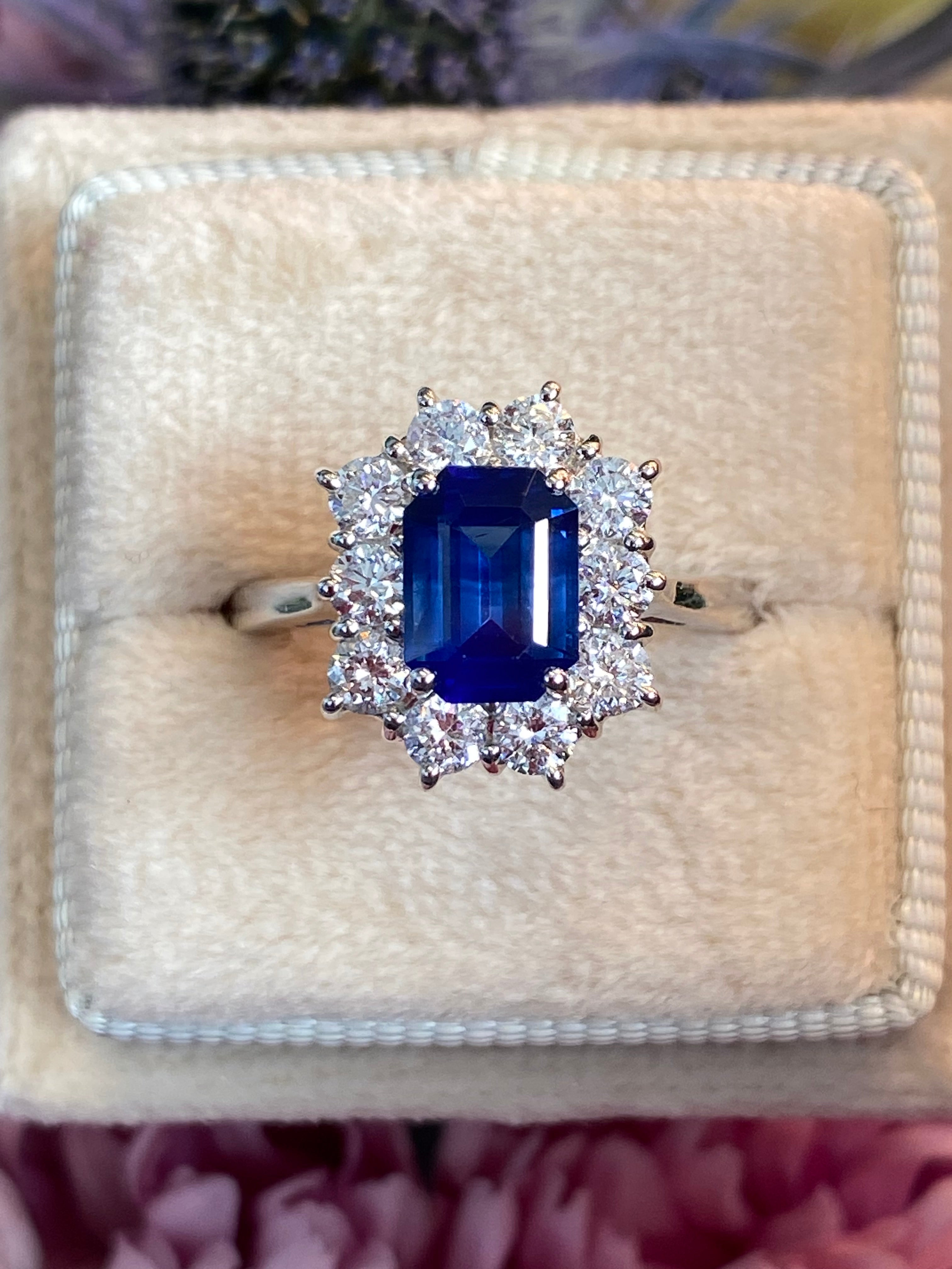 Extraordinary Ceylon Sapphire and Diamond Ring in 18ct White Gold
