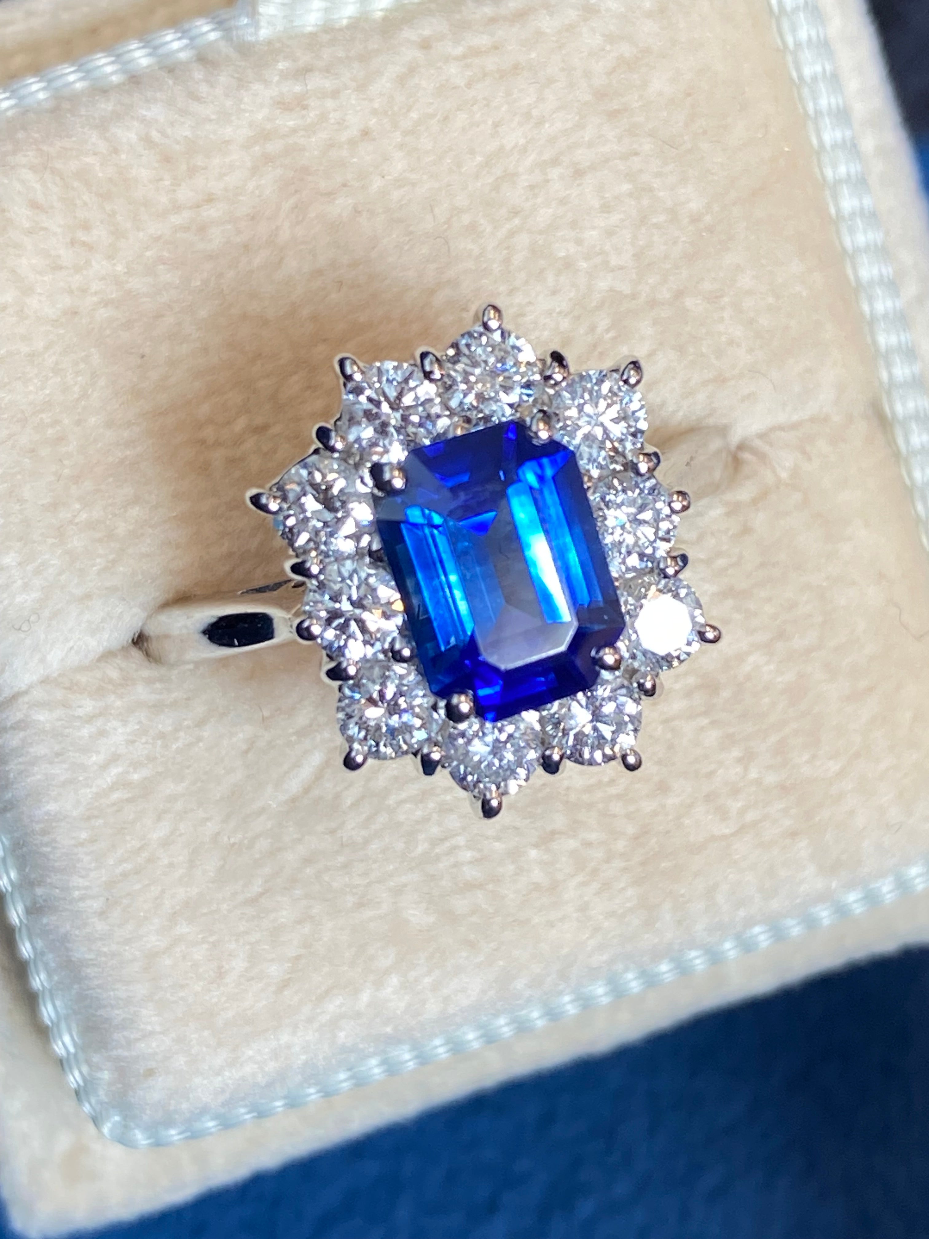 Extraordinary Ceylon Sapphire and Diamond Ring in 18ct White Gold