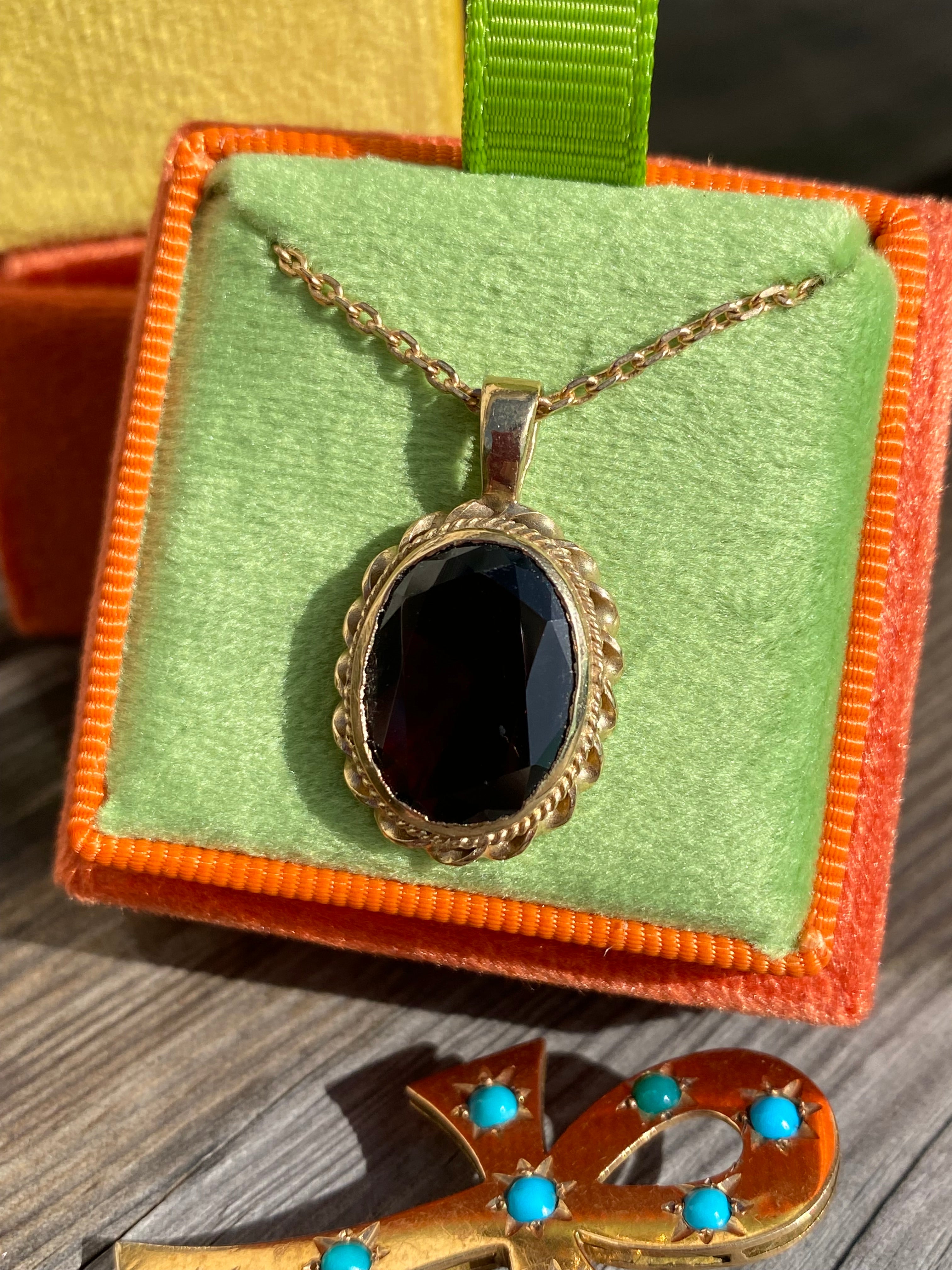 Vintage 10.00 Carat Garnet Pendant Necklace in 9ct Yellow Gold