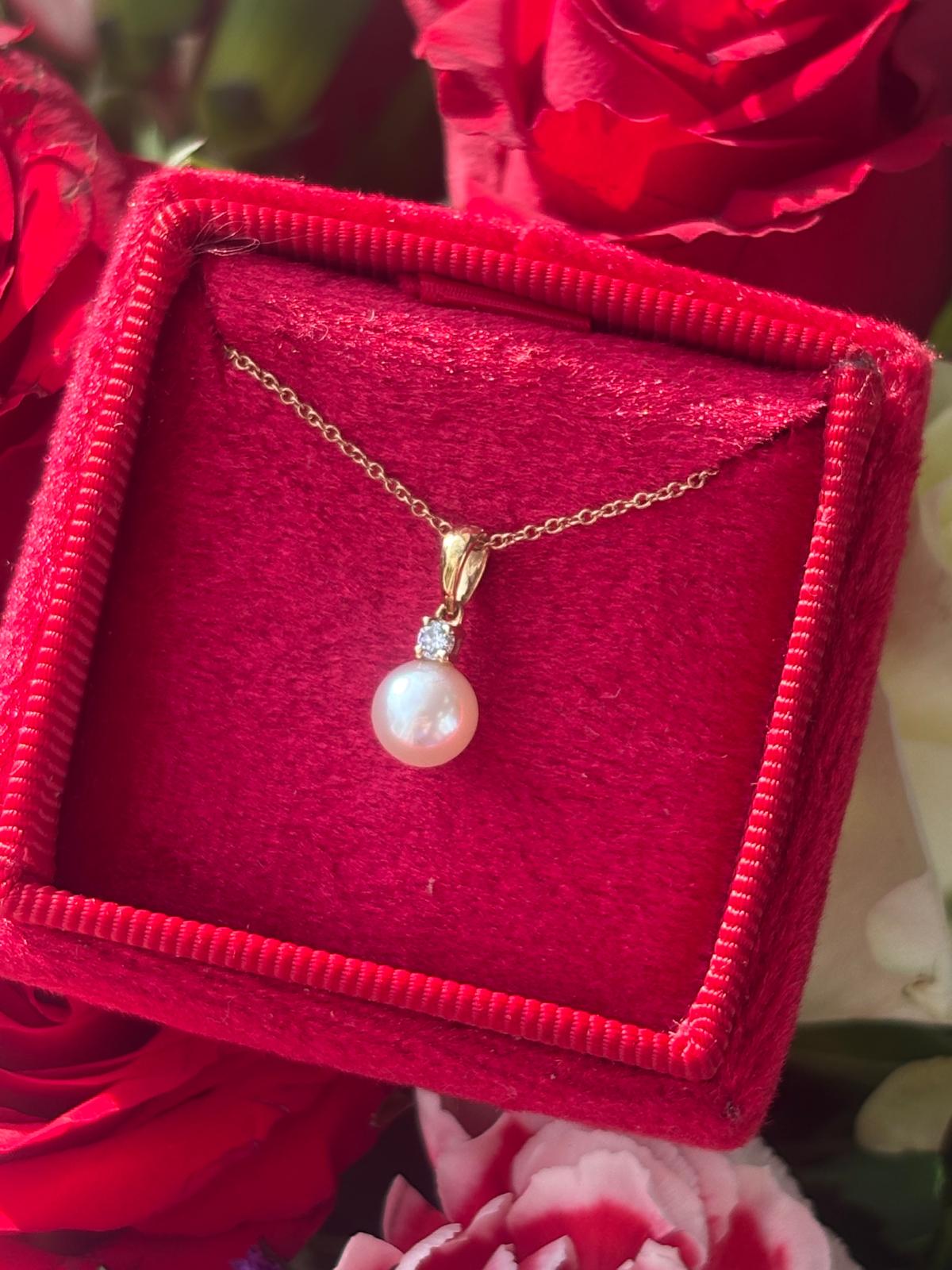 Beautiful Pearl and Natural Diamond Pendant Necklace in 18ct Yellow Gold