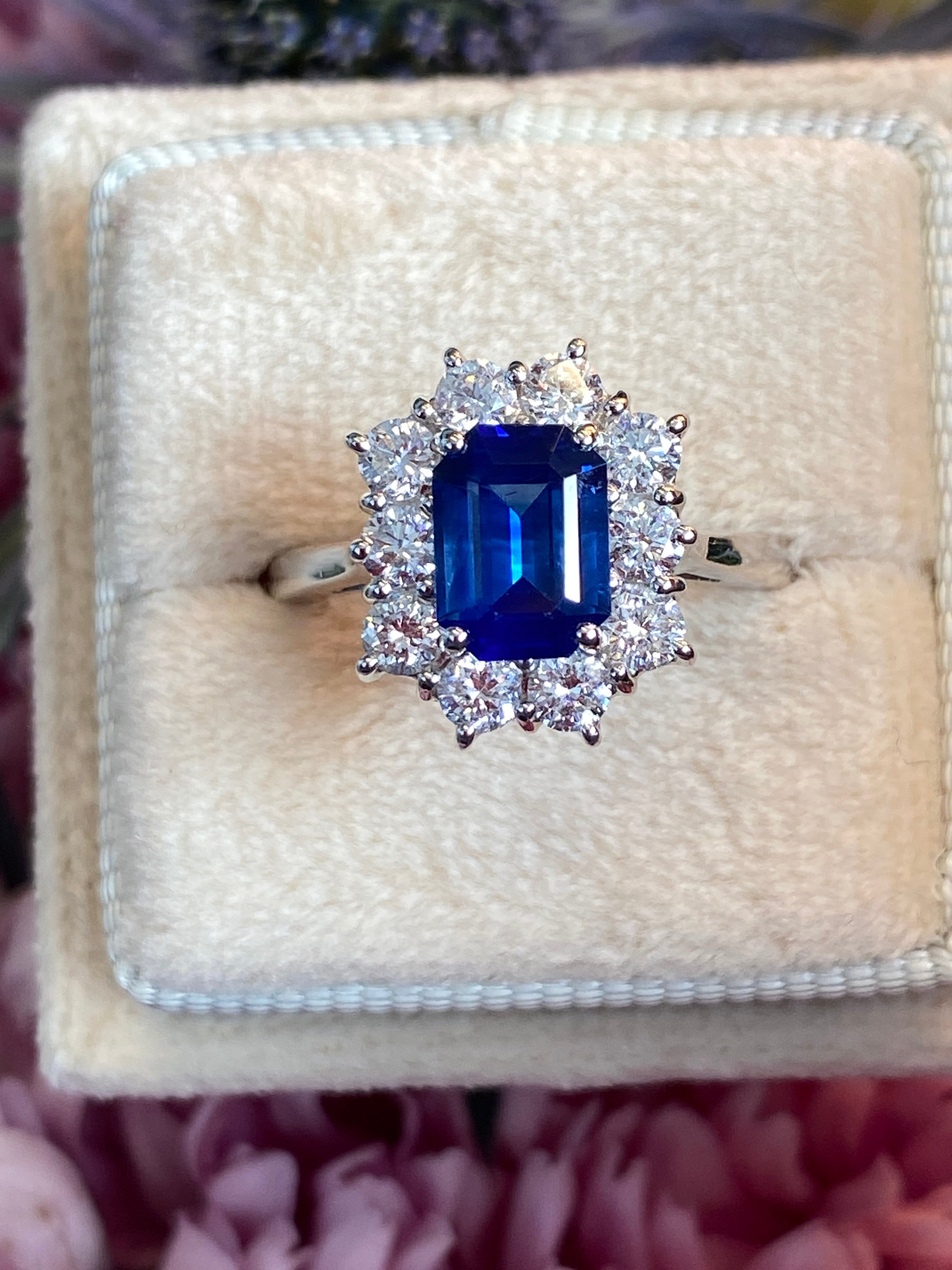 Extraordinary Ceylon Sapphire and Diamond Ring in 18ct White Gold