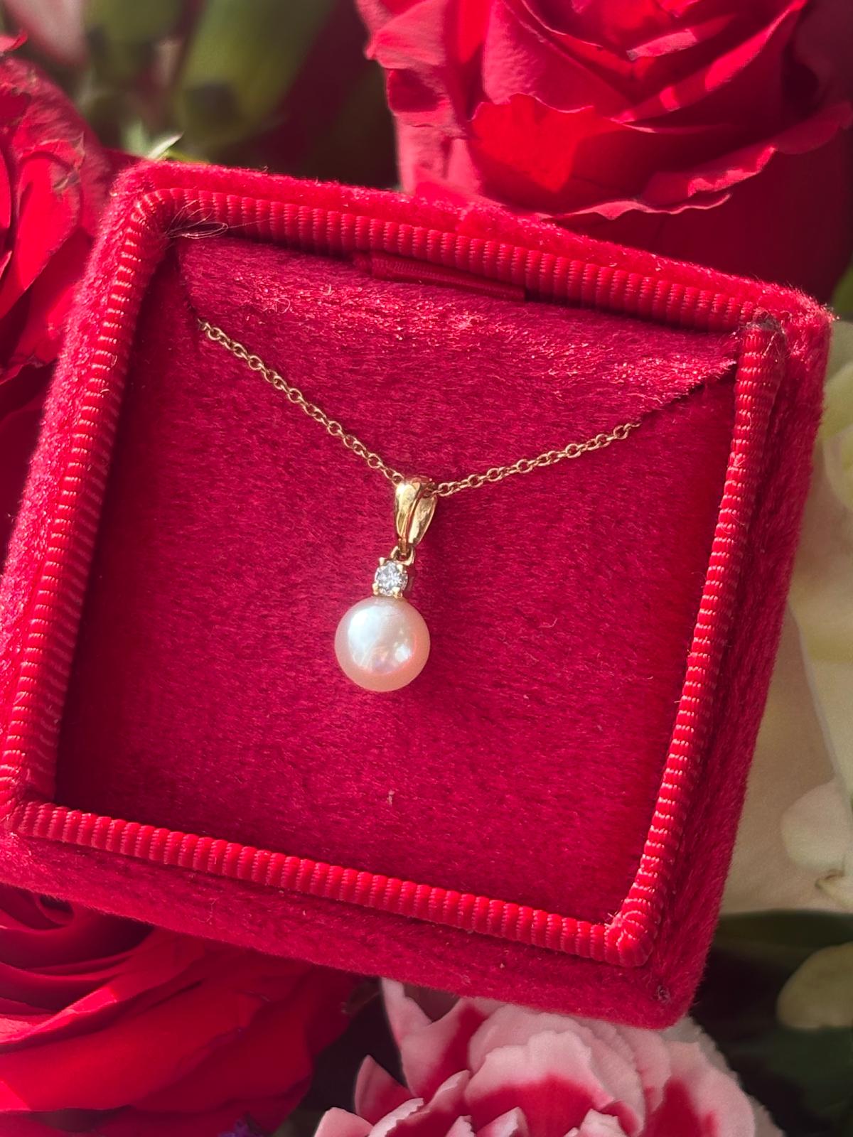 Beautiful Pearl and Natural Diamond Pendant Necklace in 18ct Yellow Gold